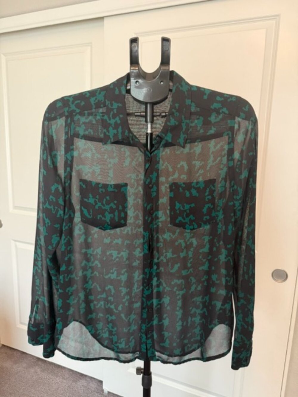 Guess botton down blouse (Sz L)